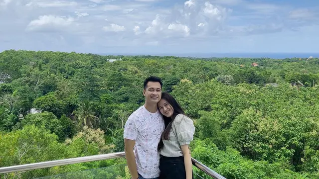 Eza Gionino dan Meiza Aulia libur tahun baru 2022 di Bali (Foto: Instagram/@ma_coritha)