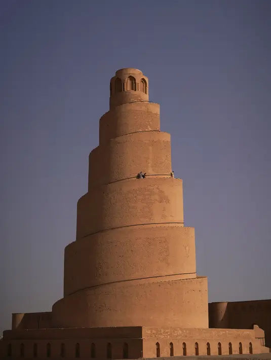 Menara spiral Malwiya, monumen nasional Irak abad kesembilan yang berharga, di lokasi Masjid Agung Samarra di kota Samarra, utara Baghdad 26/7/2022). Menara helikoid 50m dari batu bata yang dikeringkan dan dipanggang dengan sinar matahari, mencontoh ziggurat kuno yang dibangun untuk melambangkan kekuatan Islam selama kekhalifahan Abbasiyah, terdaftar sebagai Situs Warisan Dunia UNESCO pada tahun 2007. (AFP/Ismael Adnan)