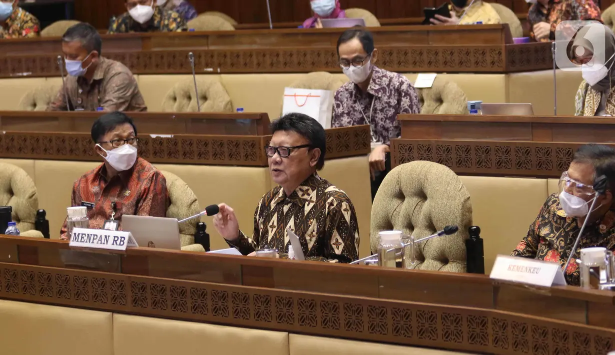 MenPAN-RB Tjahjo Kumolo mengikuti rapat kerja bersama Komisi II DPR di Komplek Parlemen, Jakarta, Kamis (8/4/2021). Dalam rapat tersebut membahas mengenai pandangan pemerintah atas penjelasan DPR terkait RUU tentang ASN serta pembentukan Panja RUU tersebut. (Liputan6.com/Angga Yuniar)
