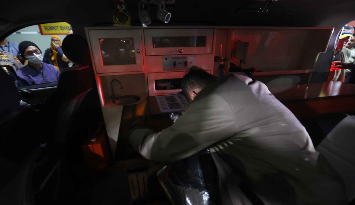 Keluarga salah satu korban kecelakaan kereta api, yang melibatkan KA Argo Bromo Anggrek dan KRL Commuter Line di Stasiun Bekasi Timur, tidak kuasa menahan kesedihan saat mendampingi jenazah yang sudah teridentifikasi di Rumah Sakit Polri Kramat Jati, Jakarta Timur, Selasa (28/4/2026). (Kapanlagi.com/Budy Santoso)