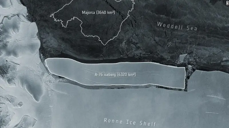 Sebuah gunung es yang sangat besar telah terbentuk dari sisi barat Ronne Ice Shelf, yang terletak di Laut Weddell, di Antartika. (ESA)