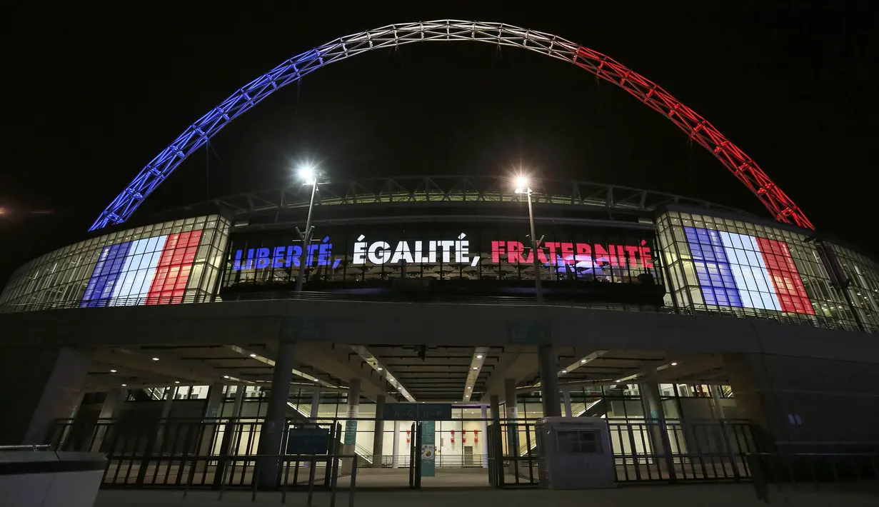 Suasana lampu dengan warna bendera Prancis yang menyala di Stadion Wembley, Inggris, Senin (16/11/2015). Lampu itu merupakan tanda bela sungkawa terkait peristiwa berdarah di Paris beberapa waktu lalu. (Reuters/Paul Hackett)