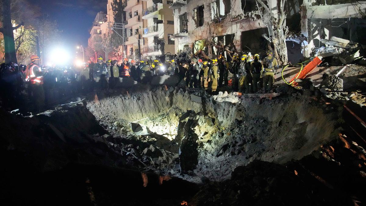 Gelombang Rudal Serangan Balasan Iran Tembus Israel