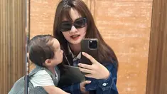 Gaya rambut dapat memancarkan pesona seseorang, begitu juga dengan Sabrina. Dalam foto yang diunggahnya ini, Sabrina terlihat membiarkan rambutnya tergerai. Tampilan ini semakin membuatnya seperti anak ABG yang baru pulang dari kampus. Kacamata hitam yang dikenakannya mendukung penampilannya jadi makin menarik. Kebersamaannya dengan Baby Launa ini pun bak kakak adik. (Liputan6.com/IG/@sabrinaanggraini)