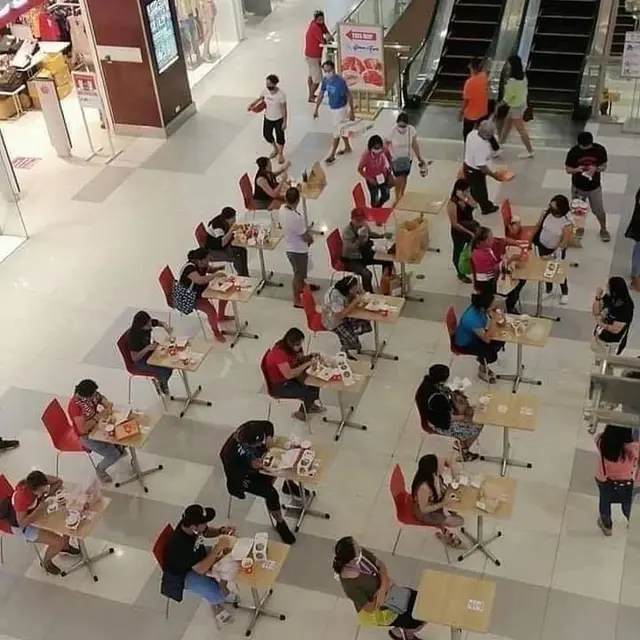 7 Potret Kocak Jaga Jarak di Tempat Makan Ini Bikin Ngakak