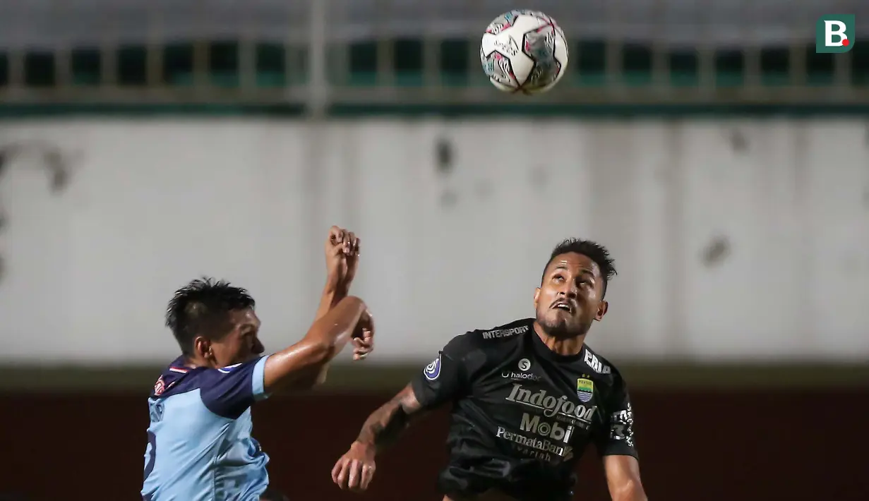Peluang emas kembali tercipta untuk Persib di menit ke-64. Wander Luiz yang menerima umpan manis belum mampu memaksimalkan peluang dan masih belum menemui sasaran. (Bola.com/Bagaskara Lazuardi)
