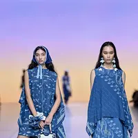 Di bawah arahan Chitra Subyakto sebagai pendiri dan direktur kreatif, SMM kembali menghadirkan fashion dengan pesan mendalam, refleksi dan harapan bagi laut yang semakin rusak akibat ulah manusia. [Dok/Sejauh Mata Memandang].