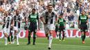 Striker Juventus, Cristiano Ronaldo, merayakan gol yang dicetaknya ke gawang Sassuolo pada laga Serie A di Stadion Juventus, Turin, Minggu (16/9/2018). CR 7 cetak dua gol, Juve menang 2-0 atas Sassuolo. (AFP/Miguel Medina)