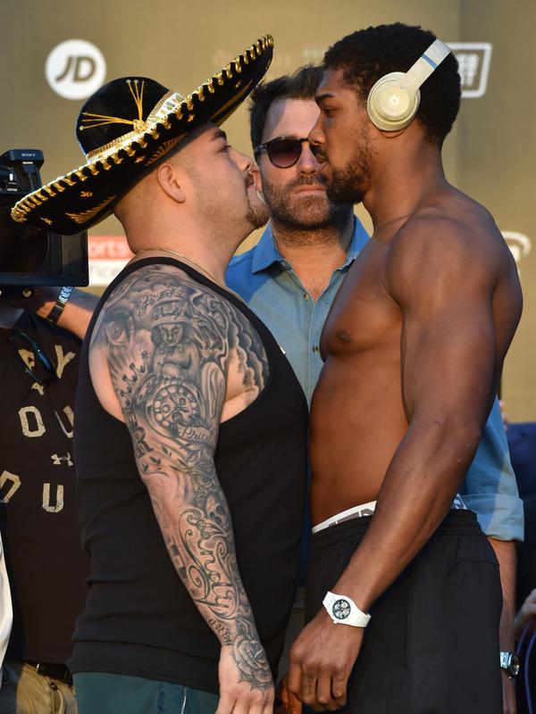 Petinju kelas berat Anthony Joshua (kanan) dan Andy Ruiz Jr (kiri) berpose saat timbang badan resmi di Riyadh, Arab Saudi, Jumat (6/12/2019). Dalam duel pertama, Anthony Joshua kalah TKO pada ronde tujuh atas Andy Ruiz Jr. (Fayez Nureldine/AFP)