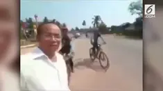 Maksud hati ingin eksis dan mengabadikan perlombaan balap sepeda, seorang kakek malah apes dan tertabrak pembalap.