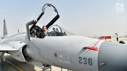 Presiden Joko Widodo (Jokowi) menaiki kokpit pesawat JF-17 Thunder di Pangkalan Udara Nur Khan, Islamabad, Pakistan, Sabtu (27/1). Jokowi juga sempat menyaksikan atraksi pesawat tempur JF-17. (Liputan6.com/Pool/Rusman Biro Pers Setpres)