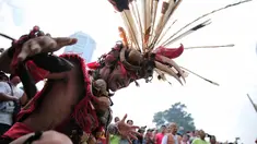 Pawai adat khas Kabupaten Tabalong memeriahkan Car Free Day di kawasan Sudirman, Jakarta, Minggu (29/10). Kegiatan tersebut juga sekaligus mengajak masyarakat Indonesia untuk berwisata ke kabupaten Tabalong, Kalimantan Selatan (Liputan6.com/Faizal Fanani)