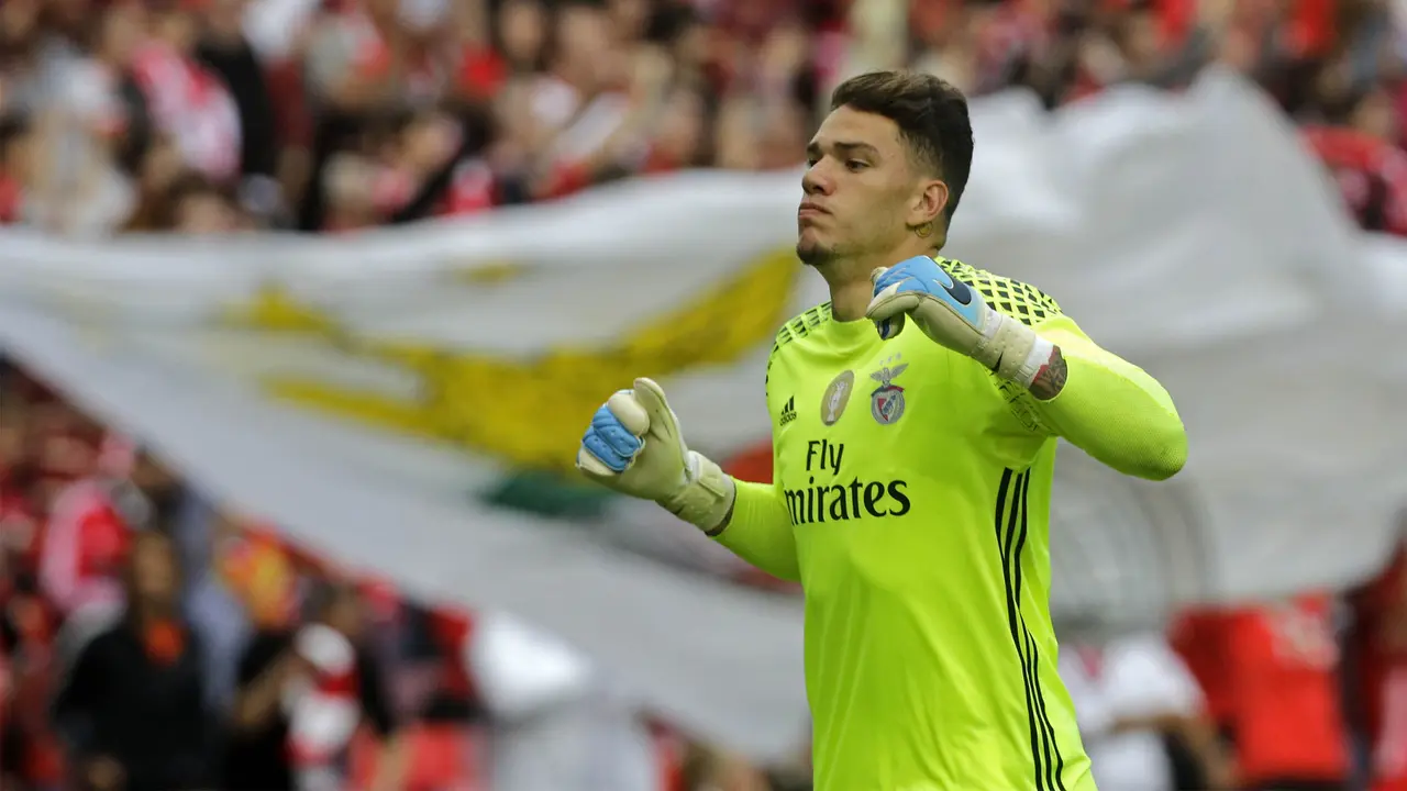 Penampilan impresif bersama Benfica membawa Ederson Moraes ke Manchester City. Dia dibeli seharga 40 juta euro. 