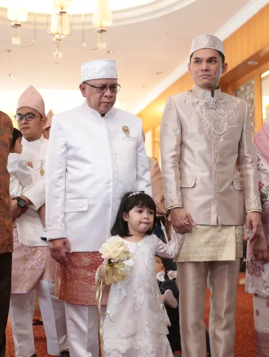 Pada pernikahan keduanya kali ini, ayah satu anak itu menikahi Nesyana Ayu Nabila atau biasa disapa Ines. Perempuan yang baru dikenalnya enam bulan silam. (Adrian Putra/Bintang.com)