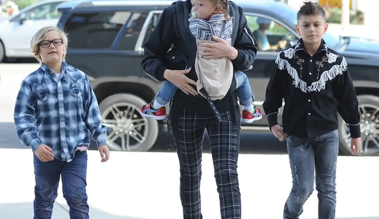Sementara itu, Gwen Stefani tak merasa ada masalah ketika ia sudah tidak lagi menggunakan cincin tersebut di depan ketiga putranya. (Life & Style)