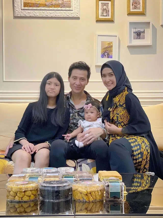 Zora Vidyanata bersama keluarga (https://www.instagram.com/p/COzB2C5D1_D/)