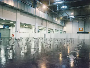 Area tunggu terlihat di pusat vaksinasi COVID-19 di pusat pameran Essen di Essen, Jerman (12/12/2020). Pusat vaksinasi yang sedang dibangun itu diperkirakan memiliki kapasitas lebih dari 2.000 vaksinasi per hari ketika mulai beroperasi. (Xinhua/Tang Ying)