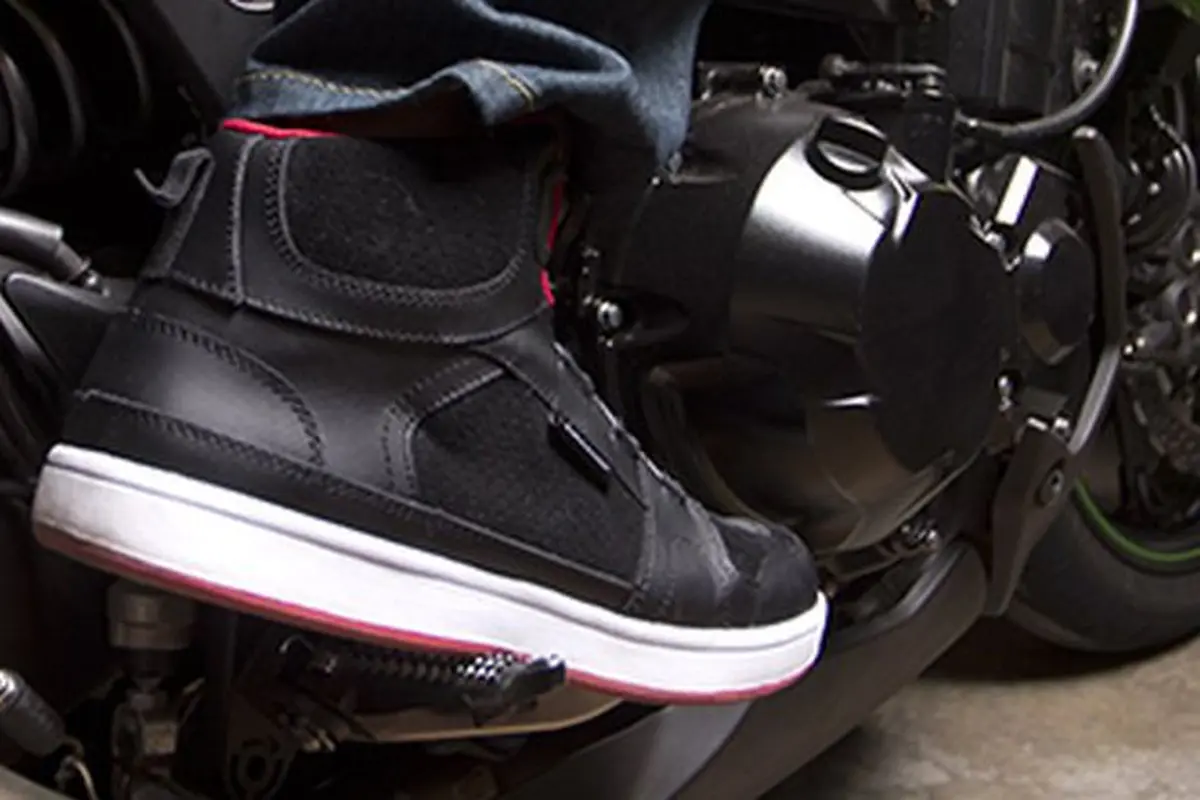Sepatu sepeda motor