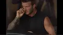 Entah cuek atau tak sadar, David Beckham pun asyik mengupil tanpa memikirkan keadaan sekitar. (Istimewa)