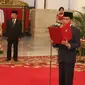 Presiden Joko Widodo membacakan sumpah jabatan saat melantik lima Duta Besar Luar Biasa dan Berkuasa Penuh RI di Istana Negara, Jakarta, Rabu (13/2). (Liputan6.com/Angga Yuniar)