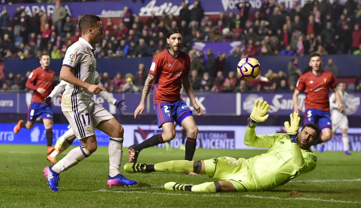Lucas Vazquez (kiri) menyumbangkan satu gol bagi kemenangan Real Madrid saat bertandang ke markas Osasuna  pada lanjutan La Liga Spanyol di El Sadar stadium, Pamplona, (11/2/2017). Madrid menang 3-1. (AP/Alvaro Barrientos)