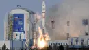 Roket ruang angkasa Soyuz-2.1b membawa Meteor-M 2-1 diluncurkan dari Cosmodrome Vostochny, sebuah fasilitas di wilayah Amur, Rusia, dekat perbatasan China (28/11). Roket ini membawa satelit pemantau ke lapisan atmosfer. (AFP Photo/Kirill Kudryavtsev)