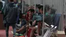 Pemain Timnas Indonesia U-23, Hanif Sjahbandi serius menyaksikan laga Indonesia melawan Suriah U-23 di Stadion Wibawa Mukti, Bekasi, Rabu (16/11/2017). Indonesia kalah 2-3. (Bola.com/NIcklas Hanoatubun)