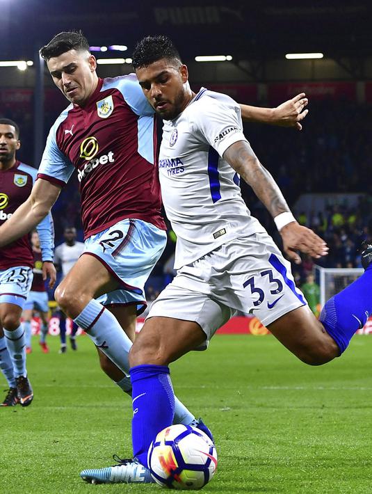 Gelandang Chelsea, Emerson Palmieri, berebut bola dengan bek Burnley, Matthew Lowton, pada laga Premier League di Stadion Turf Moor, Jumat (20/4/2018). Burnley takluk 1-2 dari Chelsea. (AP/Anthony Devlin)