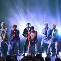 BTS saat tampil di American Music Awards 2017. (Foto: AFP / KEVIN WINTER / GETTY IMAGES NORTH AMERICA)