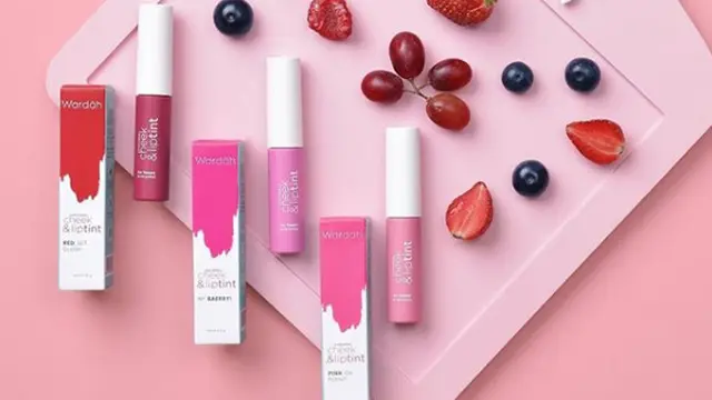 Mengaplikasikan makeup lip tint dan blush on dalam satu produk