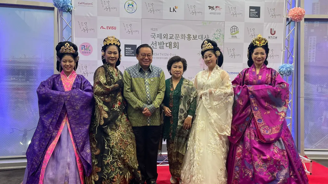 Dubes Indonesia untuk Korea Gandi Sulistiyanto, dan istri beliau, Susi A. Sulistiyanto bersama para peserta lomba hanbok