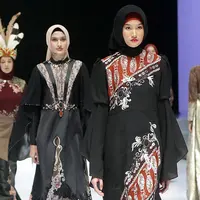 Kekayaan Wastra Nusantara menjadi bahan dari koleksi busana terbaru dari desainer kenamaan Lia Afif. Mengusung keindahan tenun Rakat khas Kutai Timur dan paduan motif batik dari suku Dayak. [Foto: Bambang E Ros/Fimela.com]