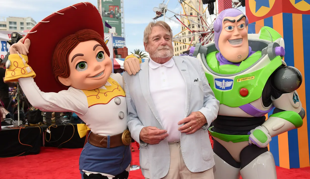 Blake Clark berpose dengan karakter Jessie dan Buzz Lightyear saat ia tiba menghadiri pemutaran perdana film "Toy Story 4" di El Capitan di Los Angeles (11/6/2019). Blake Clark mengisi suara sebagai Slinky Dog di film tersebut. (AP Photo/Chris Pizzello)