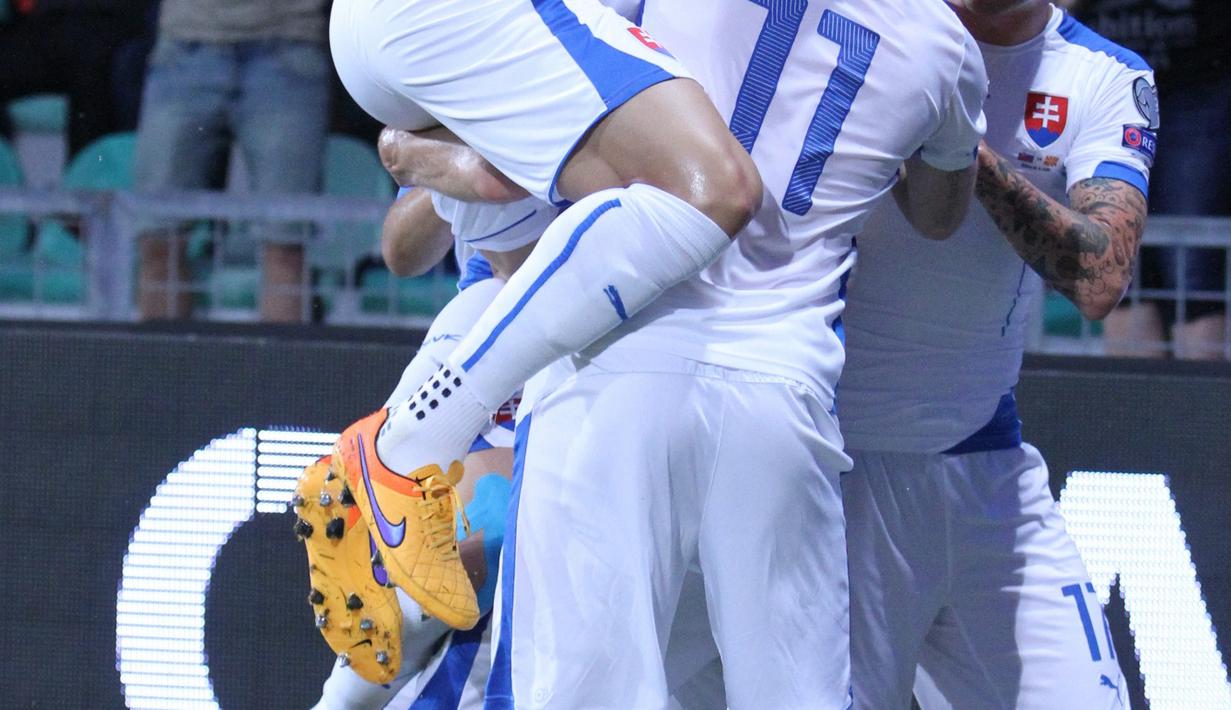 Para pemain Slowakia merayakan gol pertama yang dicetak Kornel Salata. (Bola.com/Reza Khomaini)
