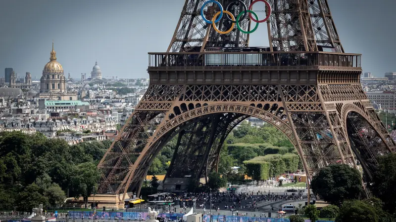 Foto ini memperlihatkan Cincin Olimpiade di Menara Eiffel yang diambil dari perangkat Televisi Prancis di Trocadero, selama Olimpiade Paris 2024, di Paris, pada tanggal 31 Juli 2024.  STEPHANE DE SAKUTIN / AFP