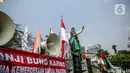 Pengunjuk rasa mengikuti aksi solidaritas untuk Palestina di depan Kedubes Amerika Serikat, Jumat (21/5/2021). Aksi yang diikuti berbagai elemen masyarakat dan ormas itu mengutuk serangan Israel dan mengajak masyarakat Indonesia untuk mendukung dan membantu Palestina. (Liputan6.com/Faizal Fanani)