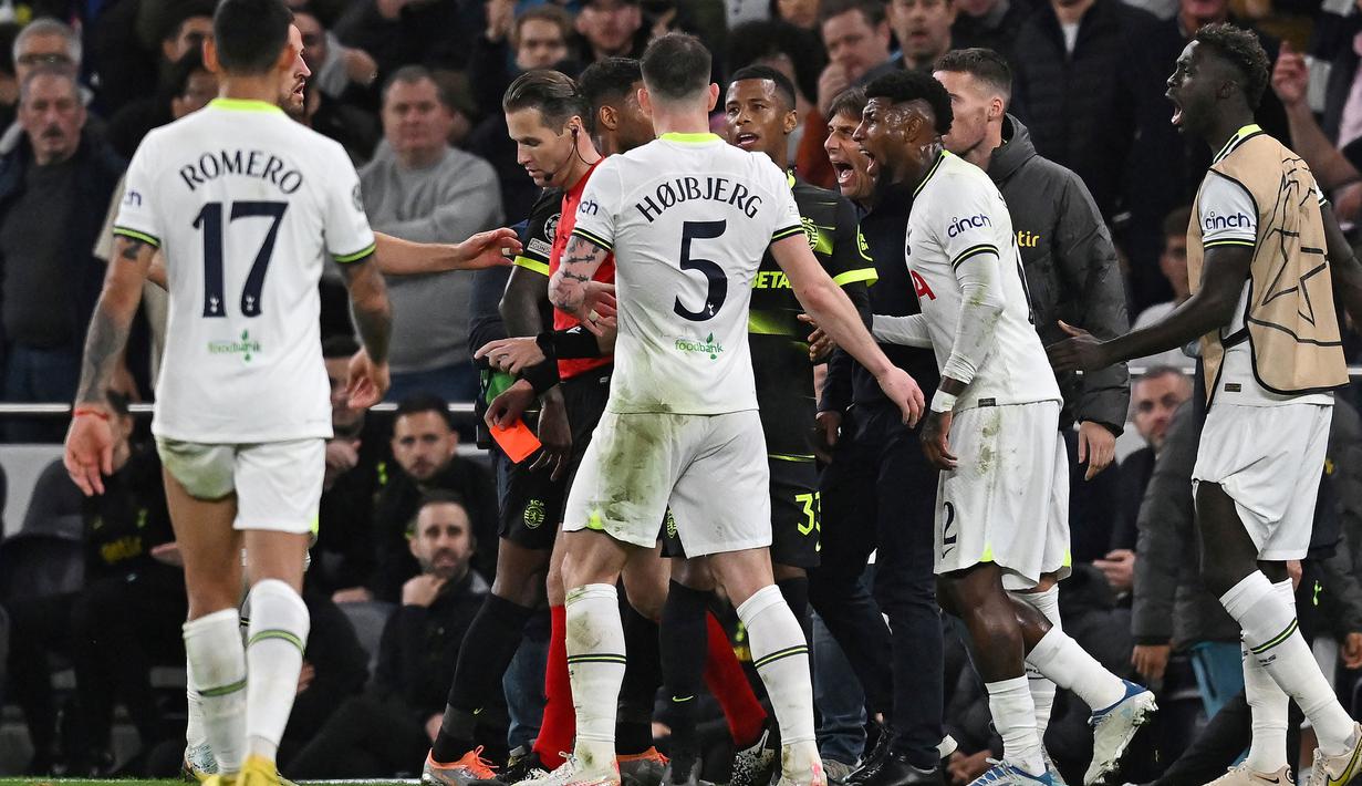 Tak lama setelah Kane dan para pemain Tottenham lain selebrasi bersama Conte, wasit utama Danny Makkelie mendapatkan informasi adanya pengecekan VAR terlebih dahulu. Setelah menunggu beberapa saat, VAR memutuskan gol tersebut tidak sah karena Kane sudah offside. (AFP/Ben Stansall)