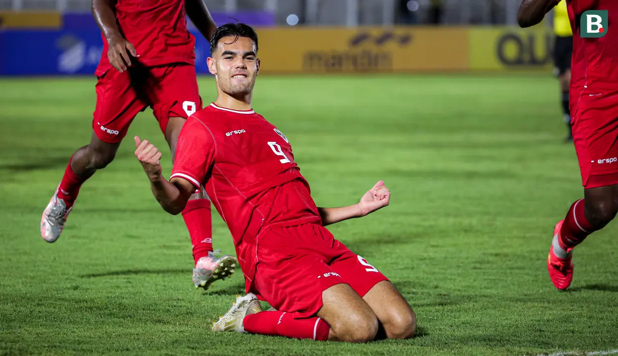 <p>Pemain Timnas Indonesia U-20, Jens Raven melakukan selebrasi setelah mencetak gol ke gawang Maladewa pada laga Kualifikasi Piala Asia U-20 2025 di Stadion Madya, Senayan, Jakarta, Rabu (25/09/2024). (Bola.com/Bagaskara Lazuardi)</p>