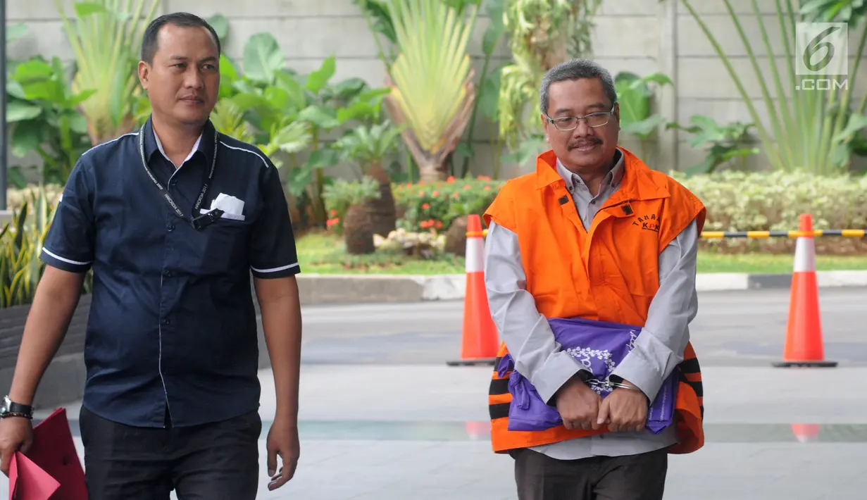 Mantan senior manager pemasaran PT Hutama Karya, Bambang Mustaqim (kanan) tiba di Gedung KPK, Jakarta, Kamis (31/1). Bambang diperiksa sebagai tersangka terkait dugaan korupsi pembangunan tahap II Gedung IPDN di Rokan Hilir. (Merdeka.com/Dwi Narwoko)