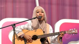 : Juara Music Video Contest, Wiwi Handayani saat tampil di panggung inBox SCTV di Cibinong Square, Bogor, Jumat (30/1/2015). Wiwi Handayani tampil sebagai pemenang setelah videonya mendapat 21.958 likes. (Liputan6.com/Helmi Fithriansyah)