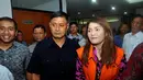 Artha Meris Simbolon berjalan seusai mengikuti sidang di Pengadilan TIpikor, Jakarta, (2/10/14). (Liputan6.Com/Miftahul Hayat)