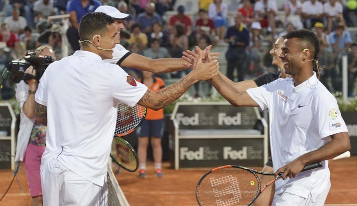 Ashley Cole dan Caroline Garcia bertanding melawan Leandro Paredes dan Luca Vanni. (www.asroma.it)