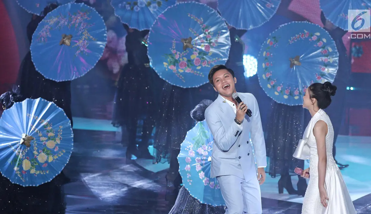 Penyanyi Rizky Ferbian saat berduet dengan pedangdut Lesti Andryani pada perayaan HUT Indosiar ke-23 di Jakarta Convention Center (JCC), Kamis (11/1). Mereka menyanyikan lagu Cukup Tau. (Liputan6.com/Herman Zakharia)