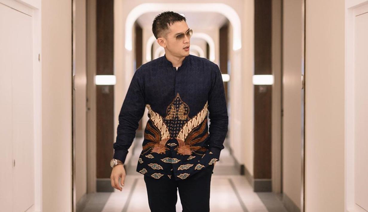 Foto Gaya Rezky Aditya Pakai Batik Gagah Banget Hot Liputan6 Com Karena itulah kamu perlu tahu motif batik nusantara yang cukup populer dan bisa dipakai untuk berbagai momen. gaya rezky aditya pakai batik gagah