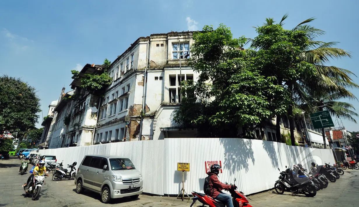 Pengendara melintas di depan bangunan rusak yang akan direvitalisasi di kawasan Kota Tua, Jakarta, Rabu (18/3/2015). Menteri Pariwisata mengeluarkan Keputusan Menteri yang menetapkan Kota Tua sebagai destinasi utama wisata. (Liputan6.com/Faizal Fanani)
