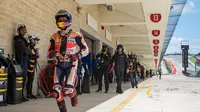 Jorge Lorenzo berlari menuju pit saat sesi kualifikasi MotoGP Austin. (Twitter/MotoGP)