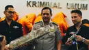 Petugas saat menunjukkan barang bukti kasus pencurian dan kasus pengeroyokan, Jakarta, Selasa (11/11/2014). (Liputan6.com/Faizal Fanani) 