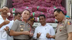 Menteri Pertanian Amran Sulaiman memperlihatkan bawang putih yang diimpor dari Tiongkok saat operasi pasar di Pasar Induk Kramat Jati, Rabu (17/5). Sebanyak 9.000 ton bawang putih dijual dengan harga Rp 25 ribu per kg. (Liputan6.com/Immanuel Antonius)
