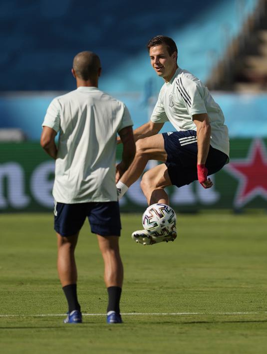 Pemain Spanyol memainkan bola saat sesi latihan di Stadion La Cartuja, Seville, Spanyol, Minggu (13/6/2021). Spanyol akan bermain melawan Swedia dalam Grup E Euro 2020 pada 13 Juni 2021 waktu setempat. (AP Photo/Thanassis Stavrakis)