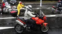 Pengendara sepeda motor mengenakan helm Shoei. (Otosia.com)